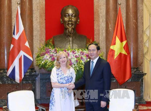 越南国家主席陈大光会见英国议会下议院副议长埃莉诺‧雷恩格（图片来源：越通社）