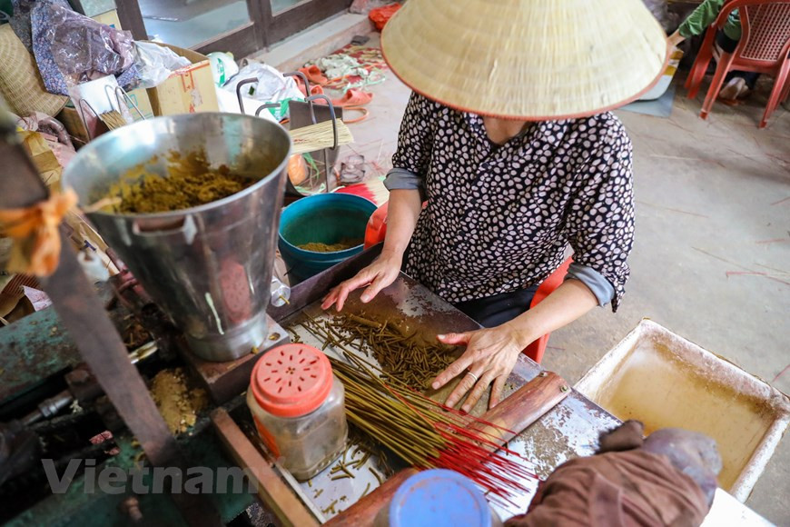 组图：制香工人现身成捆香棒中 宛若置身娇艳花丛 | Vietnam+ (VietnamPlus)