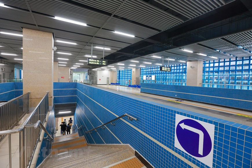 河内地铁公司为乘客准备了20万张零盾车票，供旅客在投运前15天免费体验。15天之后，吉灵—河东线每天5时30分开始运行，并于22时30分结束运行，10分钟一趟，高峰期6分钟一趟。吉灵—河东线日票价格为3万越盾，月票价格为20万越盾，学生和在各工业区工作的工人月票10万越盾； 非工业区劳动人员月票价14万越盾。有功人员、高龄老人、残疾人、6岁以下儿童和贫困群众免票。图自Vietnam+