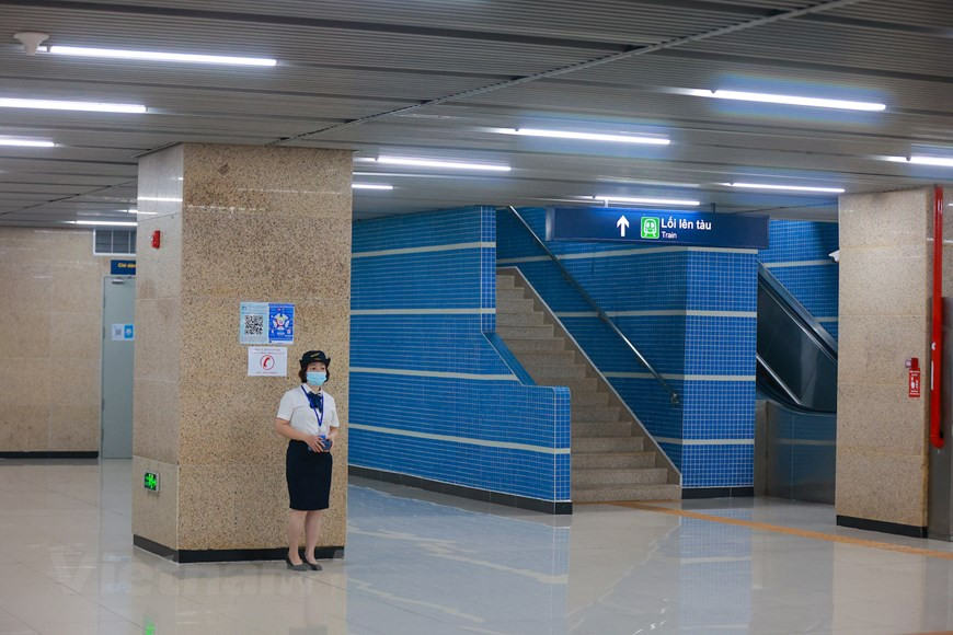 此前，10月29日，国家建设工程验收工作检查委员会已进行现场检查，召开会议对河内城铁吉灵—河东线项目验收结果进行评估。会议后，委员会已批准了投资方验收结果，将项目投入运行。吉灵—河东线项目于2011年10月动工兴建，由越南交通运输部为投资方，调整之后的投资总额为8.86亿美元（超过20万亿越盾）。图自Vietnam+