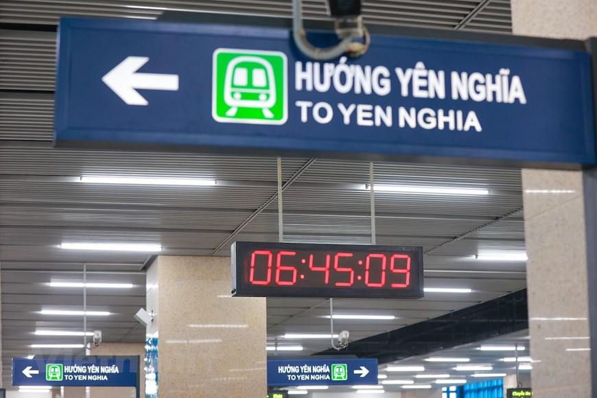 吉灵—河东线投运前15天（免费开放）。15天之后，吉灵—河东线每天5时30分开始运行，并于22时30分结束运行，10分钟一趟，高峰期6分钟一趟。河内轻轨吉灵-河东线投入商业运行之后，起始票价8000盾，最高票价1.5万盾。日票价格为3万越盾，月票价格为20万越盾，学生和在各工业区工作的工人月票10万越盾； 非工业区劳动人员月票价14万越盾。有功人员、高龄老人、残疾人、6岁以下儿童和贫困群众免票。图自Vietnam+