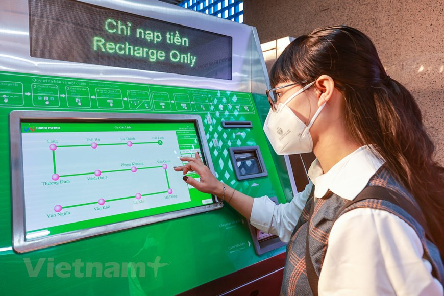 河内轻轨吉灵-河东线投入商业运行之后，起始票价8000盾，最高票价1.5万盾。日票价格为3万越盾，月票价格为20万越盾，学生和在各工业区工作的工人月票10万越盾。非工业区劳动人员月票价14万越盾。革命战争时期有功人员、高龄老人、残疾人、6岁以下儿童和贫困群众免票。旅客可在车站服务台买票或在售票机买票。图自Vietnam+