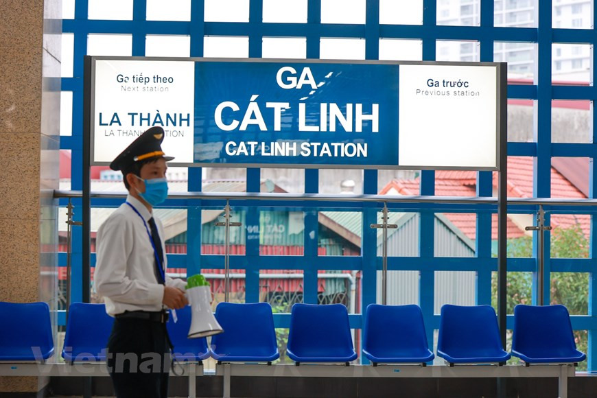 该项目共13列列车，预计初步阶段将使4~6列投入运作，每10~15分钟一趟，全线23.63分钟。历经10年投资建设和多次调整施工进度之后，河内轻轨吉灵—河东线于本月6日正式投运。吉灵至河东高架铁路线项目竣工后将在公共交通领域起着重要作用，满足居民出行需求的35至45%。投运前15天（免费开放），河内市城铁吉灵—河东线每天5时30分开始运行，晚上20时结束运行。第一周15分钟一趟，第二周10分钟一趟，并按照旅客流量进行调整。图自Vietnam+