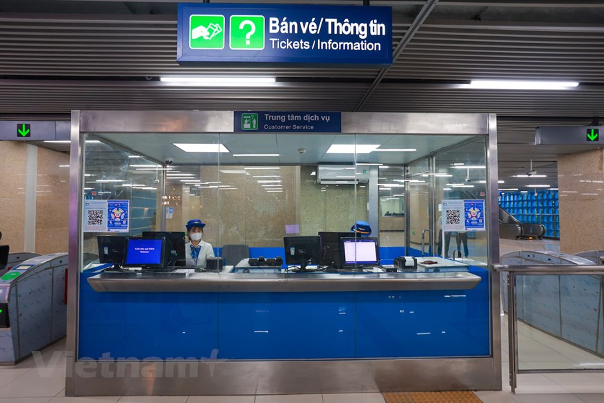 河内轻轨吉灵-河东线是越南河内首条轻轨线路。线路全长13.05公里，设12个车站，设计时速80公里/时，全段均为高架。该项目共13列列车，预计在第一周，每10~15分钟一趟。从第二周起，每10分钟一趟。河内地铁公司将按照旅客立即做出调整，满足旅客出行的需求。河内轻轨吉灵-河东线投入商业运行之后，起始票价8000盾，最高票价1.5万盾。图自Vietnam+