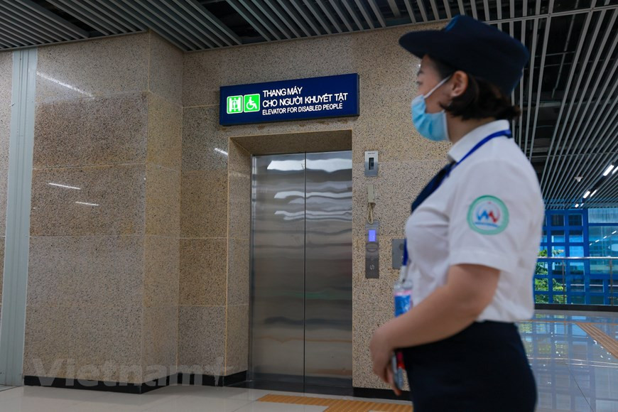 为了将吉灵—河东线投入运行, 河内地铁一员有限公司已确保项目员工队伍业务水平，在中国和国内接受培训的36名列车司机已获驾驶证并满足各条件。历经10年投资建设和多次调整施工进度之后，河内轻轨吉灵—河东线于11月6日正式投运。投运前15天（免费开放），河内市城铁吉灵—河东线每天5时30分开始运行，晚上20时结束运行。第一周15分钟一趟，第二周10分钟一趟，并按照旅客流量进行调整。图自Vietnam+