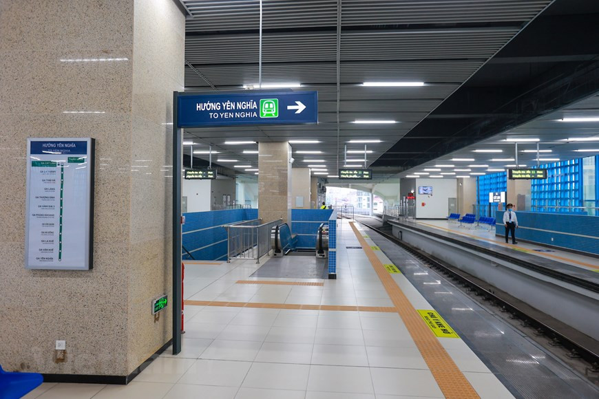 吉灵—河东线项目于2011年10月动工兴建，由越南交通运输部为投资方，调整之后的投资总额为8.86亿美元。历经10年投资建设和多次调整施工进度之后，河内轻轨吉灵—河东线于11月6日正式投运。吉灵—河东线日票价格为3万越盾，月票价格为20万越盾，学生和在各工业区工作的工人月票10万越盾； 非工业区劳动人员月票价14万越盾。有功人员、高龄老人、残疾人、6岁以下儿童和贫困群众免票。图自Vietnam+