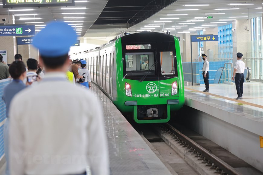 河内轻轨吉灵-河东线是越南河内首条轻轨线路。线路全长13.05公里，设12个车站，设计时速80公里/时，全段均为高架。该项目共13列列车，预计在第一周，每10~15分钟一趟。从第二周起，每10分钟一趟。若旅客增多，河内地铁公司将立即做出调整，满足旅客出行的需求。河内轻轨吉灵-河东线投入商业运行之后，起始票价8000盾，最高票价1.5万盾。图为乘坐河内首条轻轨列车的首批旅客。图自Vietnam+