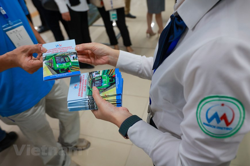 旅客可在车站服务台买票或在售票机买票。在车站将向旅客免费发放旅客列车乘车指南。投运前15天（免费开放），河内市城铁吉灵—河东线每天5时30分开始运行，晚上20时结束运行。第一周15分钟一趟，第二周10分钟一趟，并按照旅客流量进行调整。15天之后，吉灵—河东线每天5时30分开始运行，并于22时30分结束运行，10分钟一趟，高峰期6分钟一趟。河内轻轨吉灵-河东线投入商业运行之后，起始票价8000盾，最高票价1.5万盾。图自Vietnam+