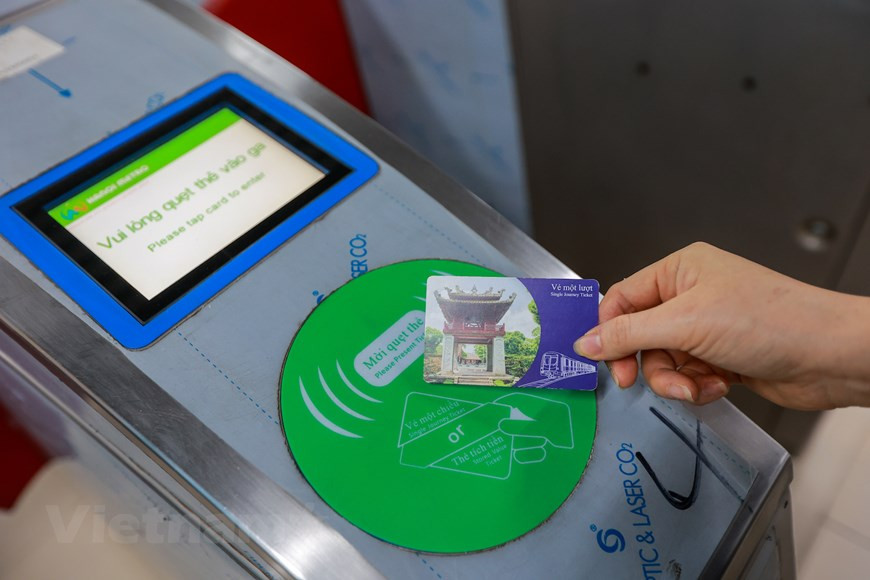 河内轻轨吉灵-河东线是越南河内首条轻轨线路。线路全长13.05公里，设12个车站，设计时速80公里/时，平均时速为35公里/小时，全段均为高架。该项目共13列列车。历经10年投资建设和多次调整施工进度之后，河内轻轨吉灵—河东线于11月6日正式投运。河内地铁公司为乘客准备了20万张零盾车票，供旅客在投运前15天免费体验。该轻轨使用磁卡刷卡入站方式。图自Vietnam+