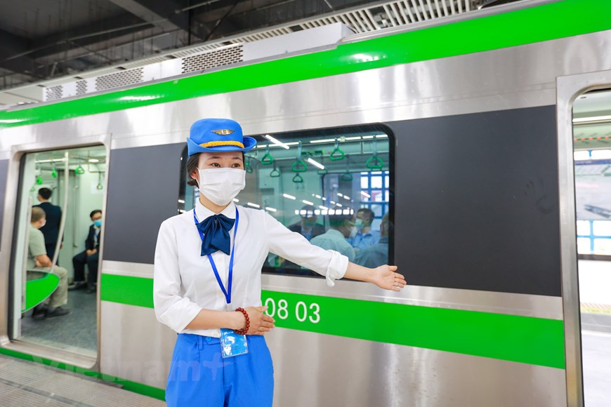 吉灵—河东线项目于2011年10月动工兴建，由越南交通运输部为投资方，调整之后的投资总额为8.86亿美元（超过20万亿越盾）。这是河内首条轻轨线路，连接河内栋多、青春和河东三郡。线路全长13.5公里，设12个车站，各车站之间的距离为1152，3米，设计时速80千米/时，全段均为高架。列车平均时速为35公里，计划每2分钟一趟。按照测算，吉灵至安义站途径12个车站23分钟，行车间隔1分钟。图自Vietnam+