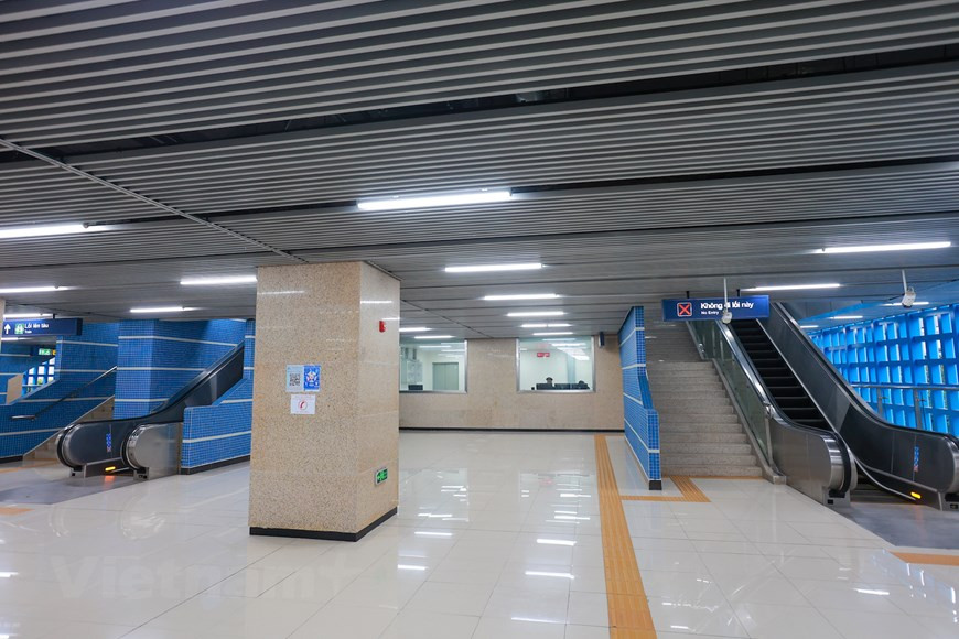 历经10年投资建设和多次调整施工进度之后，河内轻轨吉灵—河东线于11月6日正式投运。河内轻轨吉灵-河东线是越南河内首条轻轨线路。线路全长13.05公里，设12个车站，设计时速80公里/时，平均时速为35公里/小时，全段均为高架。该项目共13列列车，预计初步阶段将使4~6列投入运作，每10~15分钟一趟，全线23.63分钟。图为吉灵站候车厅较为宽敞，满足首都居民出行需求。图自Vietnam+