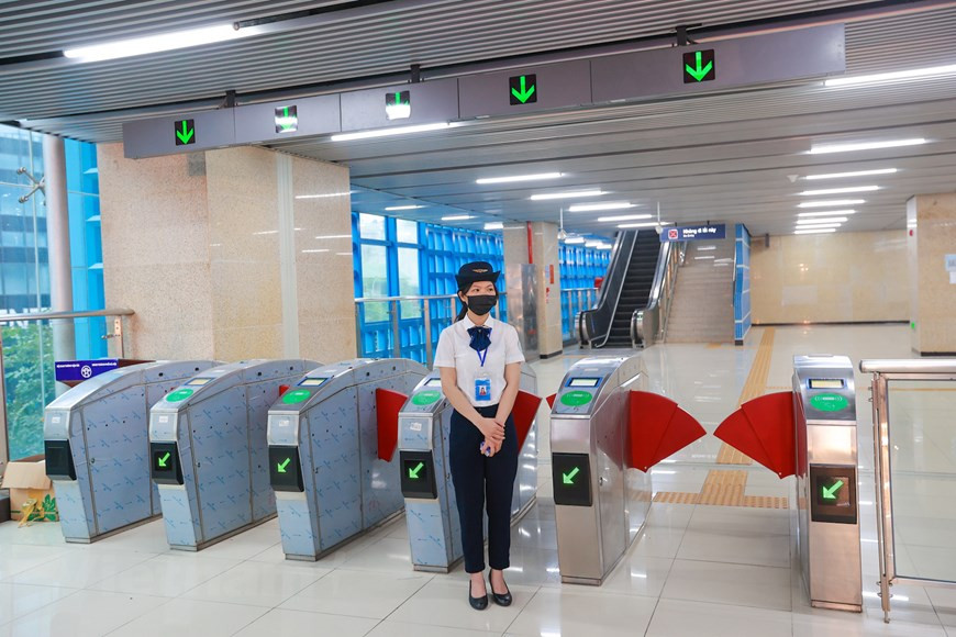 为了将吉灵—河东线投入运行, 河内地铁一员有限公司已确保项目员工队伍业务水平，在中国和国内接受培训的36名列车司机已获驾驶证并满足各条件。历经10年投资建设和多次调整施工进度之后，河内轻轨吉灵—河东线于11月6日正式投运。投运前15天（免费开放），河内市城铁吉灵—河东线每天5时30分开始运行，晚上20时结束运行。第一周15分钟一趟，第二周10分钟一趟，并按照旅客流量进行调整。图自Vietnam+