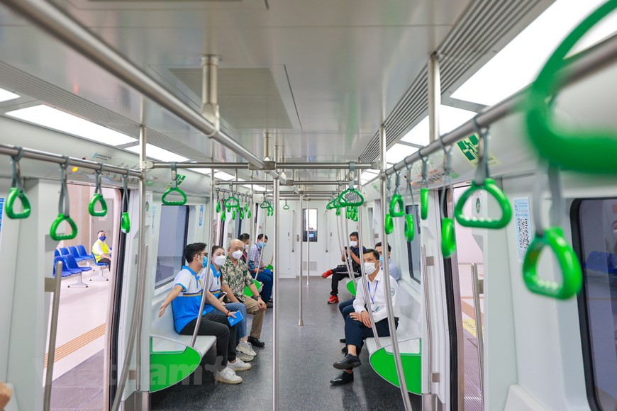 河内轻轨吉灵-河东线是越南河内首条轻轨线路，连接河内栋多郡、青春郡和河东郡。线路全长13.5公里，设12个车站，设计时速80千米/时，全段均为高架。越南交通运输部为项目投资方，由中铁六局集团有限公司总承包建设。河内轻轨吉灵—河东线于本月6日正式投运。吉灵至河东高架铁路线项目竣工后将在公共交通领域起着重要作用，满足居民出行需求的35至45%。投运前15天（免费开放），河内市城铁吉灵—河东线每天5时30分开始运行，晚上20时结束运行。图自Vietnam+