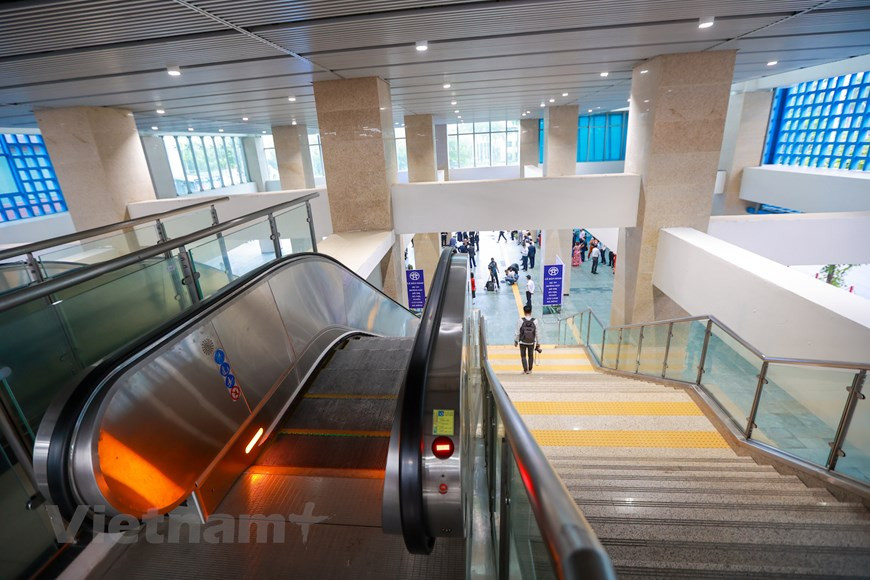 河内地铁一员有限公司领导表示，吉灵—河东线投入运行前6个月，运营时间为上午5时30分至20分。此外， 河内轻轨吉灵-河东线投入商业运行之后，起始票价8000盾，最高票价1.5万盾。日票价格为3万越盾，月票价格为20万越盾，学生和在各工业区工作的工人月票10万越盾。非工业区劳动人员月票价14万越盾。有功人员、高龄老人、残疾人、6岁以下儿童和贫困群众免票。图自Vietnam+