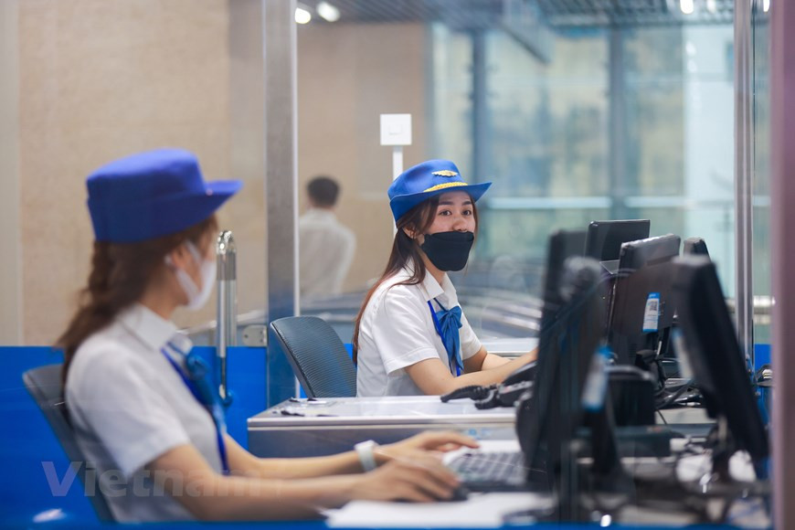 6个月后，河内轻轨吉灵-河东线运行时间将有调整，从5时30分至22时30分。在正常情况下每10分钟一趟，在高峰期每分钟一趟。河内轻轨吉灵-河东线投入商业运行之后，起始票价8000盾，最高票价1.5万盾。日票价格为3万越盾，月票价格为20万越盾，学生和在各工业区工作的工人月票10万越盾。非工业区劳动人员月票价14万越盾。革命战争时期有功人员、高龄老人、残疾人、6岁以下儿童和贫困群众免票。图自Vietnam+