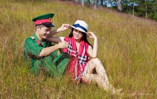 青年男女都被粉红色狗尾草的魅力吸引住了（图片来源：vnexpress.net）