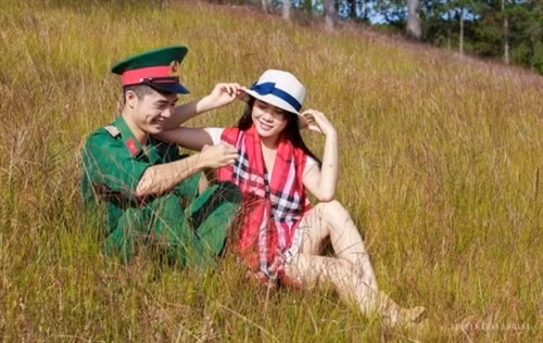 青年男女都被粉红色狗尾草的魅力吸引住了（图片来源：vnexpress.net）