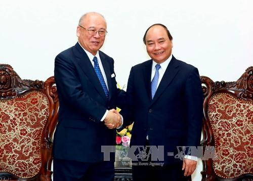 政府总理阮春福（右）会见日越友好议员联盟特别顾问武部勤。（图片来源：越通社）