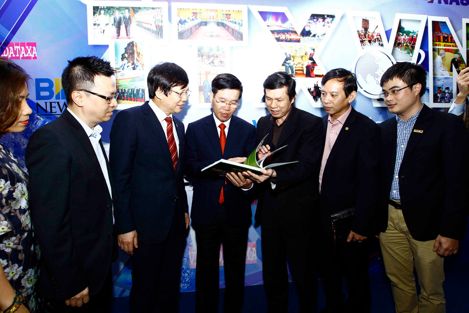 中央宣教部部长武文赏（中）参观2017年全国报刊展。（图片来源：越通社）