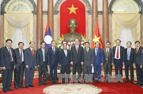 国家主席陈大光（中）与老挝安全部部长宋乔•西拉冯一行合影。（图片来源：越通社）