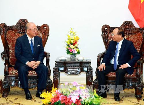 政府总理阮春福（右）会见日越友好议员联盟特别顾问武部勤。（图片来源：越通社）
