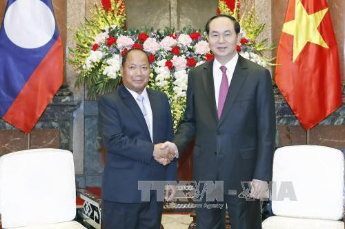 国家主席陈大光（右）会见老挝安全部部长宋乔•西拉冯。（图片来源：越通社）