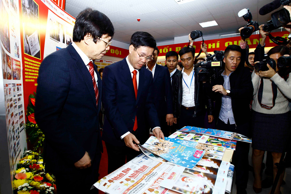 中央宣教部部长武文赏（中）参观2017年全国报刊展。（图片来源：越通社）