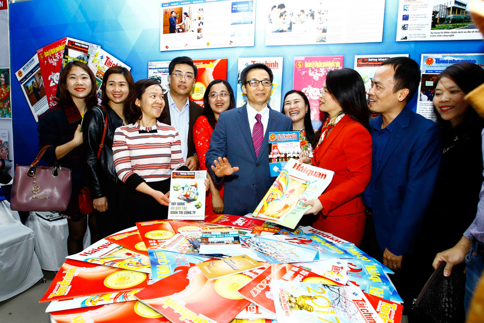 越南政府副总理武德儋参观2017年全国报刊展。（图片来源：越通社）