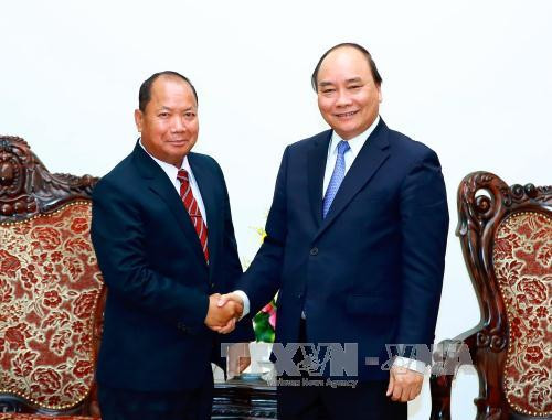 政府总理阮春福（右）会见老挝安全部部长宋乔•西拉冯。（图片来源：越通社）