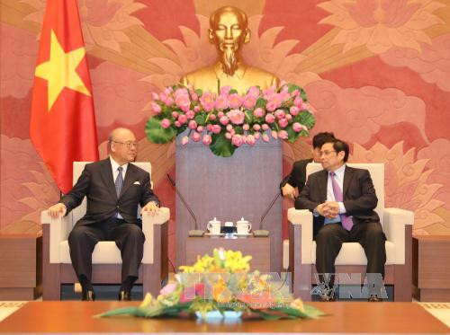 越共中央政治局委员、中央书记处书记、中央组织部部长、越日友好议员小组主席范明正3月16日在国会大夏会见了来访的日越友好议员联盟特别顾问武部勤。（图片来源：越通社）