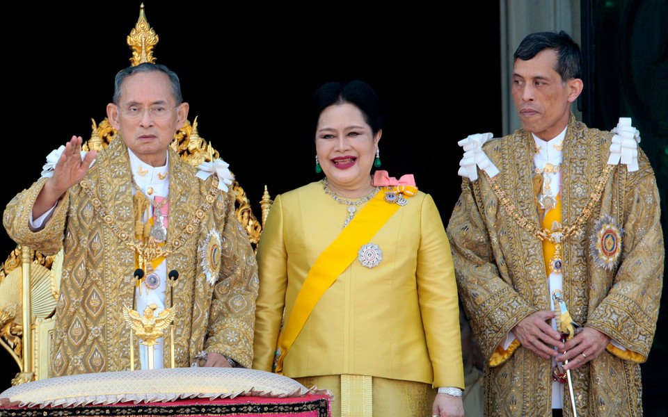  资料图：国王普密蓬•阿杜德、皇后诗丽吉和王储哇集拉隆功。（图片来源：EPA/TTXVN）