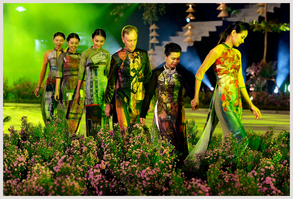 2016 年河内奥黛节 10 月 14 日晚在升龙皇城正式开幕，吸引全国诸多著名时装设计师、艺人和艺术家参加。（图片来源：越通社）