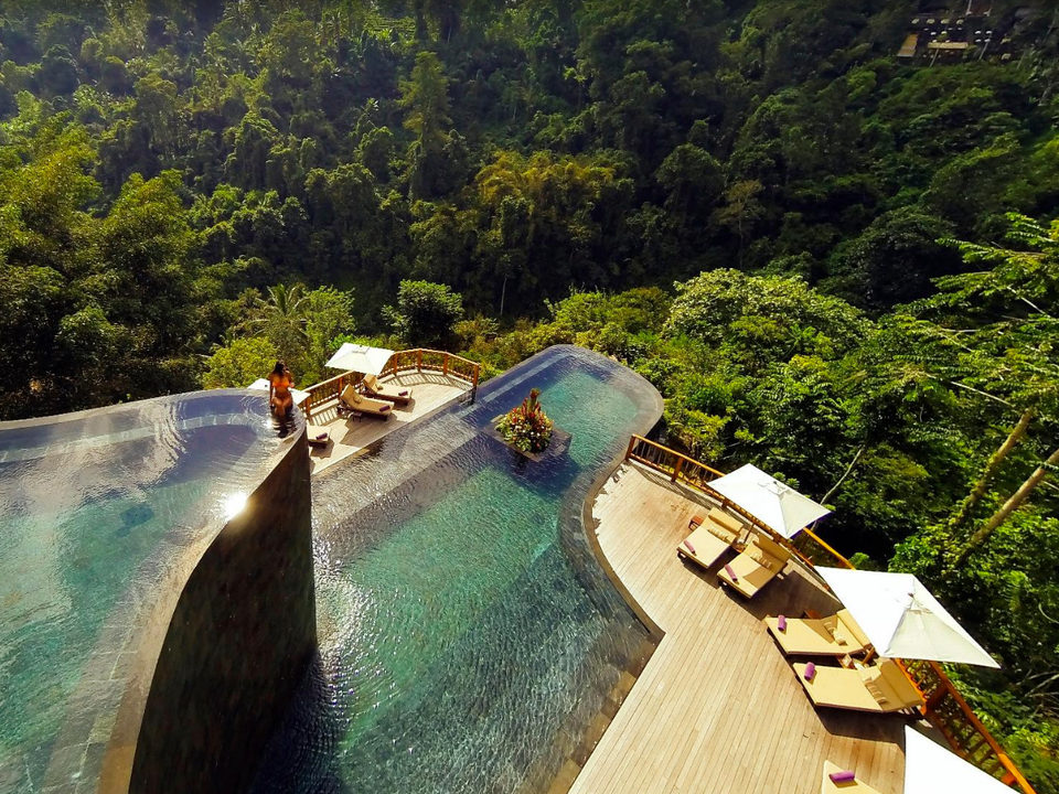 在印度尼西亚巴厘岛度假村的无边泳池（图片来源：businessinsider.com）