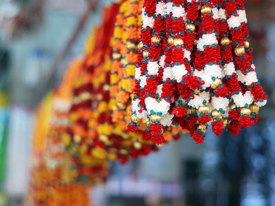 探索新加坡充满活力的小印度社区，感觉就像你在不同的国家（图片来源：businessinsider.com）