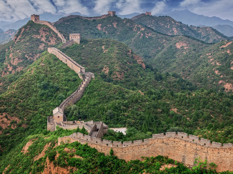 登上中国万里长城（图片来源：businessinsider.com）