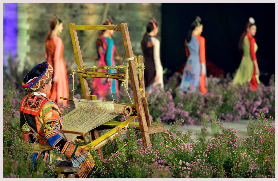 2016 年河内奥黛节 10 月 14 日晚在升龙皇城正式开幕，吸引全国诸多著名时装设计师、艺人和艺术家参加。（图片来源：越通社）