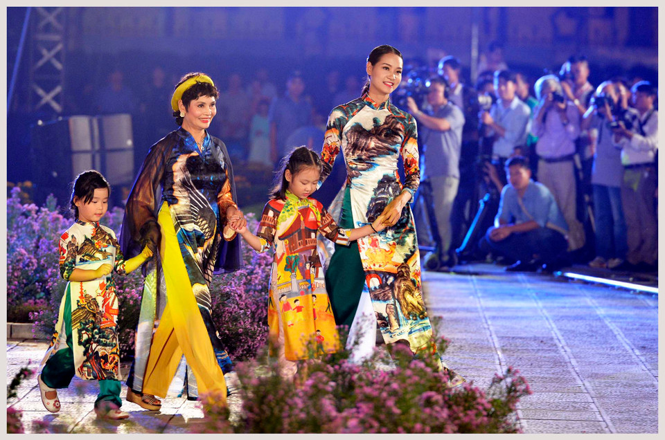 2016 年河内奥黛节 10 月 14 日晚在升龙皇城正式开幕，吸引全国诸多著名时装设计师、艺人和艺术家参加。（图片来源：越通社）