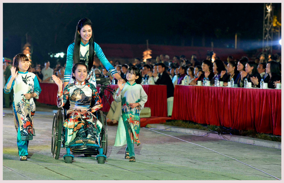 2016 年河内奥黛节 10 月 14 日晚在升龙皇城正式开幕，吸引全国诸多著名时装设计师、艺人和艺术家参加。（图片来源：越通社）