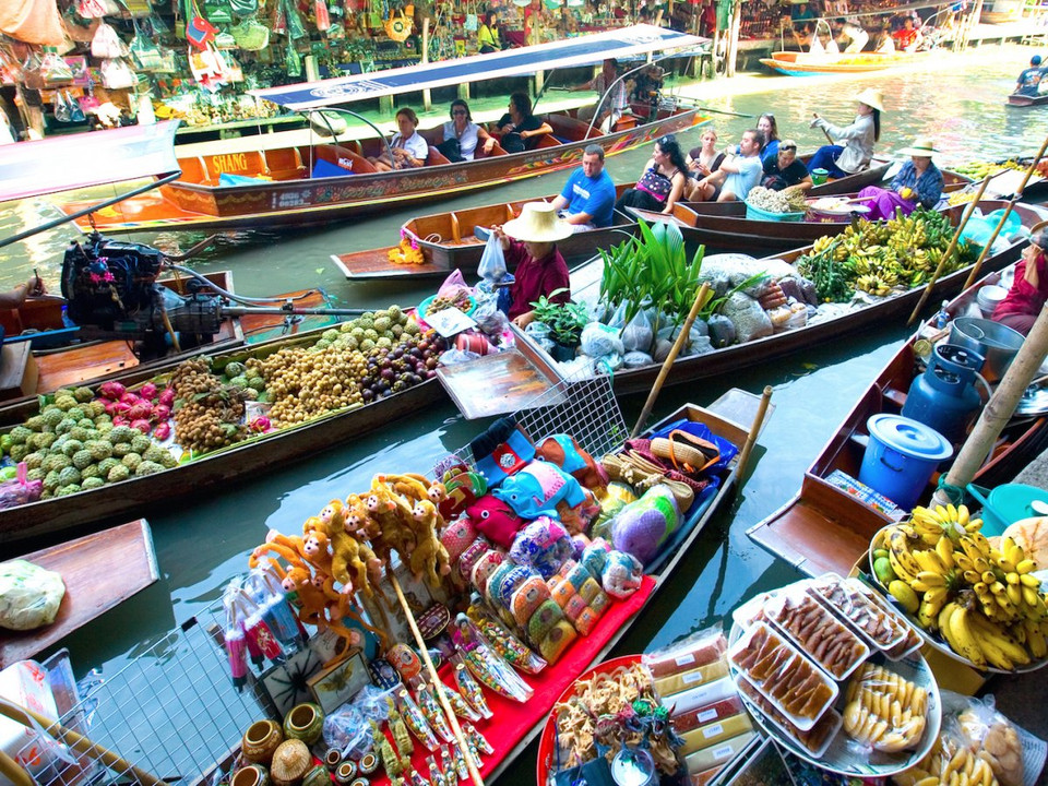 乘船去泰国曼谷丹嫩莎朵水上市场（图片来源：businessinsider.com）