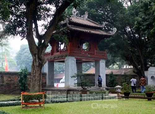 文庙-国子监遗迹群众的圭文阁被视为越南民族尊师重教传统的象征和文化结晶的长存。