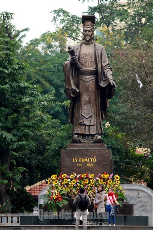 丁先皇路上的李太祖塑像。