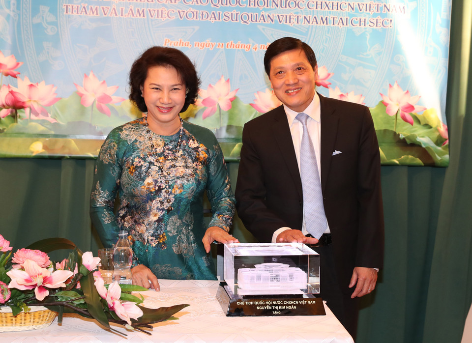 阮氏金银向越南驻捷克大使馆赠送礼物。