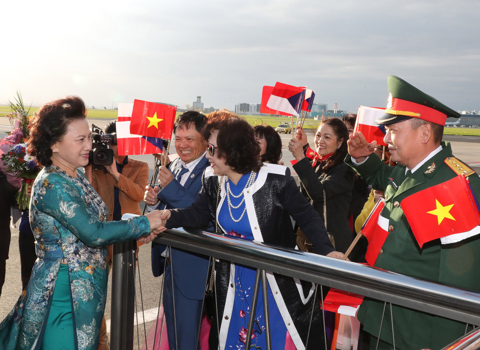 越南驻捷克大使张孟山和诸多旅居捷克越南人到机场迎接阮氏金银一行。