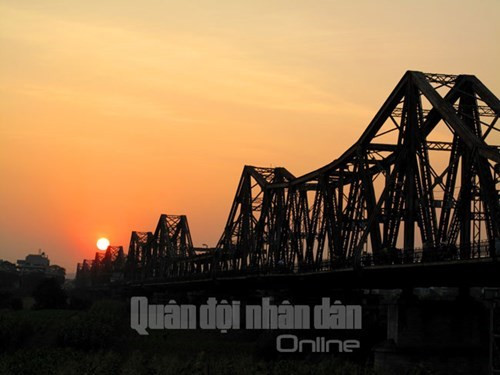 龙边桥由法国于1898至1902年兴建。其因富有历史价值和独特的建筑风格而成为国内外游客赴河内参观时不可错过的旅游景点。