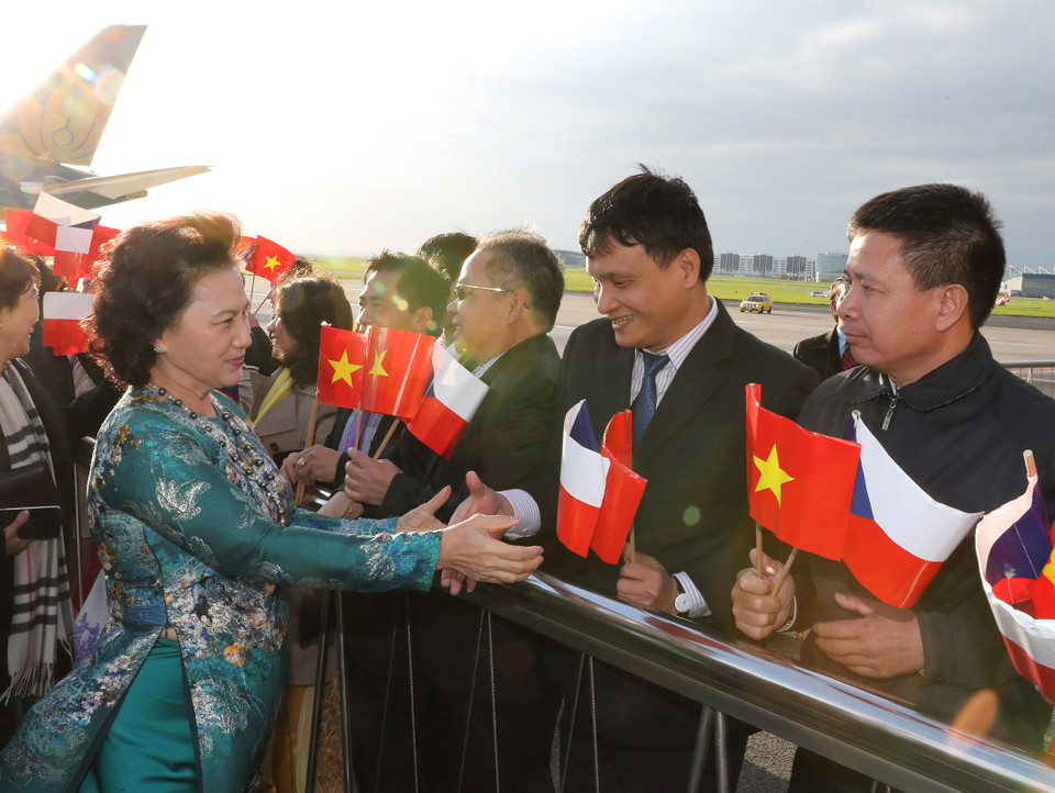 越南驻捷克大使张孟山和诸多旅居捷克越南人到机场迎接阮氏金银一行。