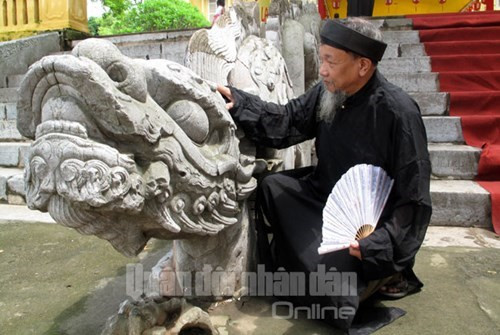 一位游客瞻仰升龙皇城中敬天殿前的双龙石像。升龙皇城于2010年被联合国教科文组织列入世界文化遗产名录。