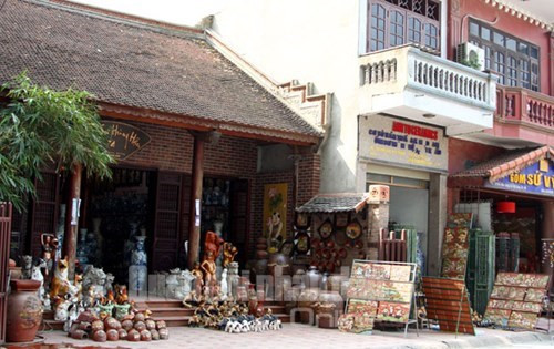 位于嘉林县，距离河内首都中心约10公里，钵场陶瓷村不仅是一个只做陶瓷器的地方，而且其还成为国内外游客最佳的旅游景点。