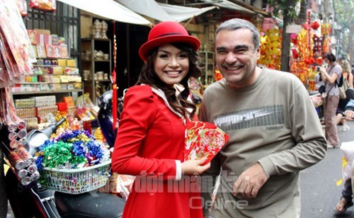 河内古街一直吸引住游客的眼球，其中马行街是一条彩色缤纷的街道。这里售卖丰富多样的装饰品。