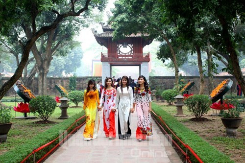 文庙和国子监分别于1070年和1076年动工兴建，为越南封建时期培训出大批人才。