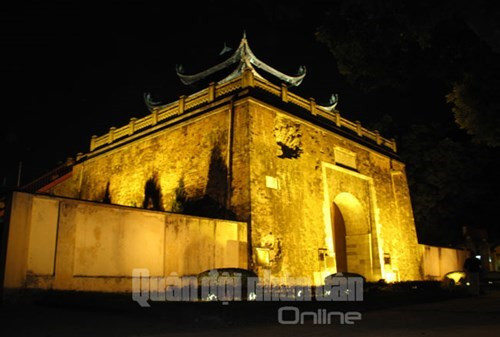 夜幕降临的升龙皇城北门。